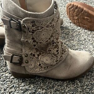Women’s khaki boots in good used condition zip up on the side